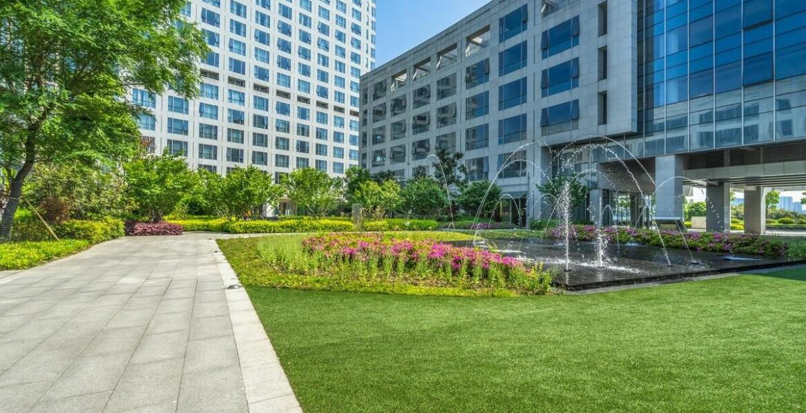 Zastosowanie światła i dźwięku w nowoczesnych fontannowych instalacjach