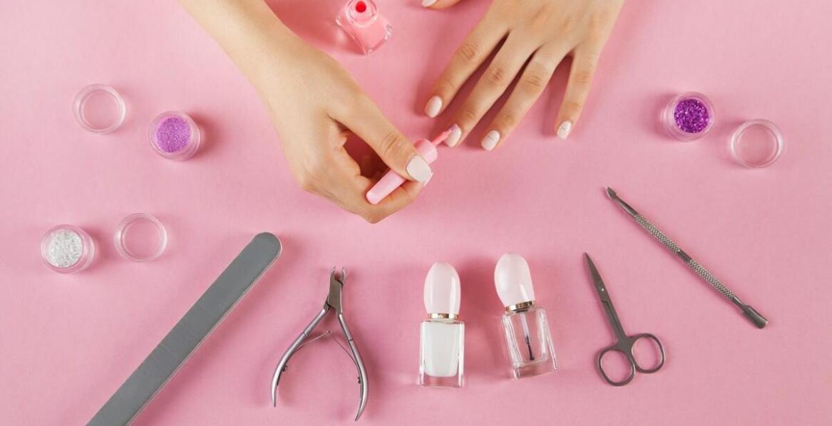 Jakie narzędzia do stylizacji paznokci można znaleźć w online drogerii?