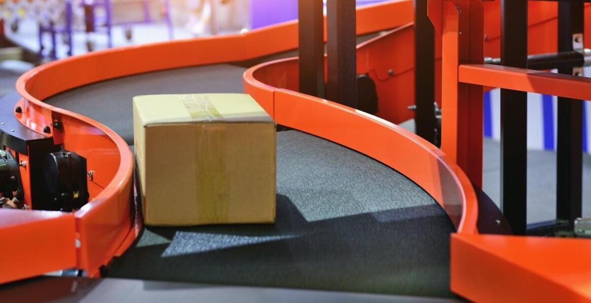 Wpływ rolkowych przenośników na szybkość realizacji zamówień