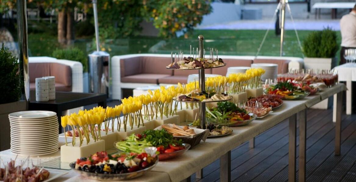 Eventowe meble jako kluczowy element dekoracyjny w wypożyczanych namiotach