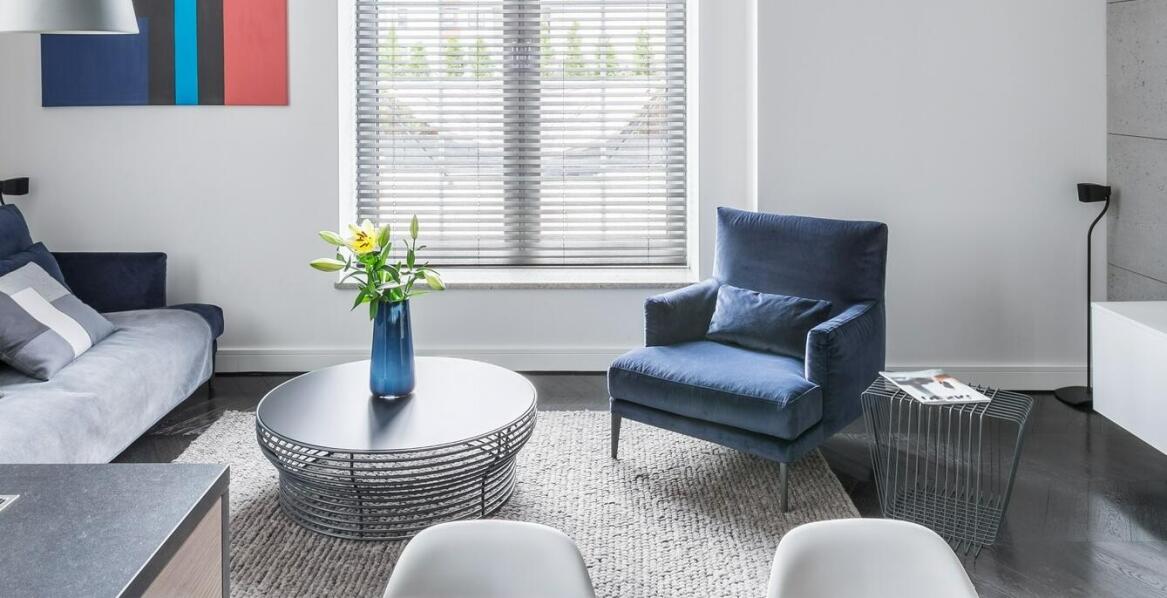 Kolor melange w plisowanych roletach – modny dodatek do nowoczesnego salonu