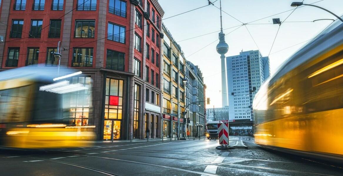 Jakie są wyzwania związane z użytkowaniem betonowych separatorów drogowych w miastach?