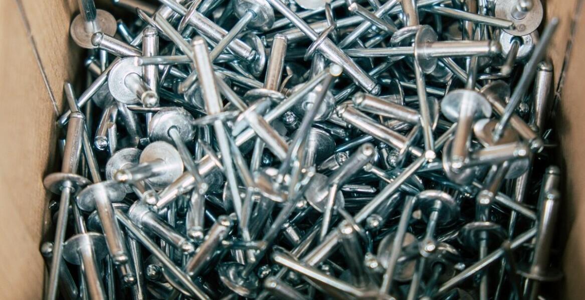 Jakie są kluczowe zalety stosowania sworzni i nitów w branży budowlanej?