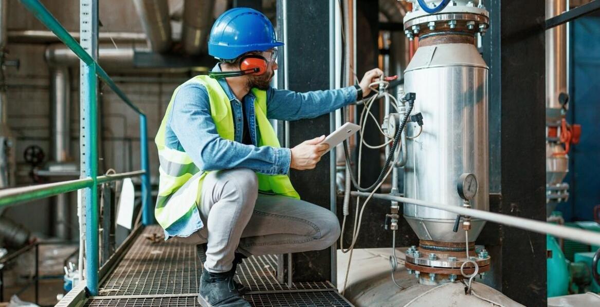 Detekcja toksycznych gazów w zakładach przemysłowych – dlaczego jest niezbędna?