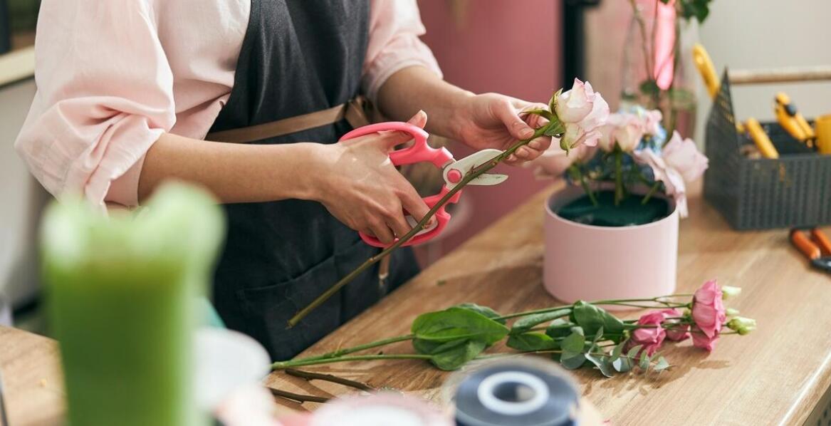 Jakie florystyczne akcesoria warto mieć pod ręką na każdą okazję?