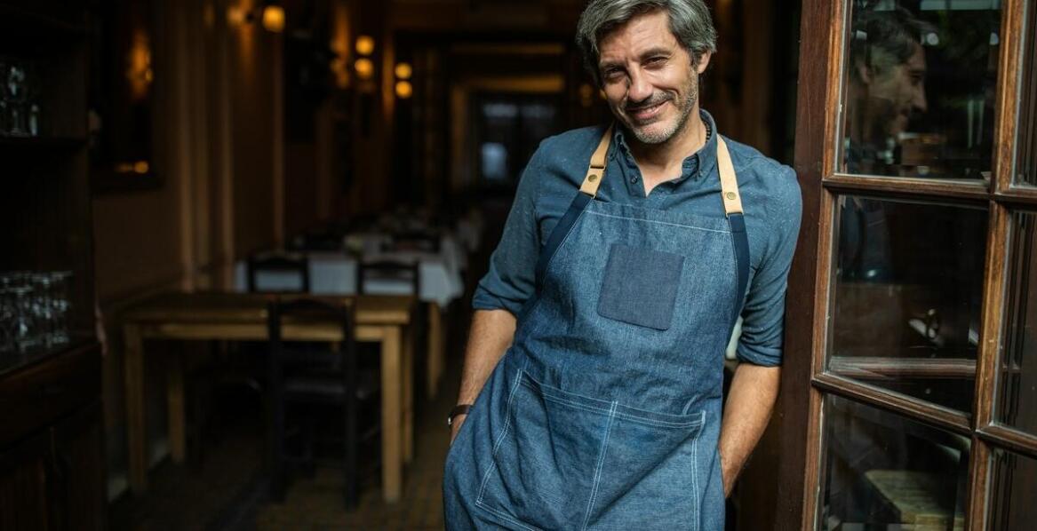 Jak dopasować kelnerskie fartuchy z nadrukiem do stylu gastronomii