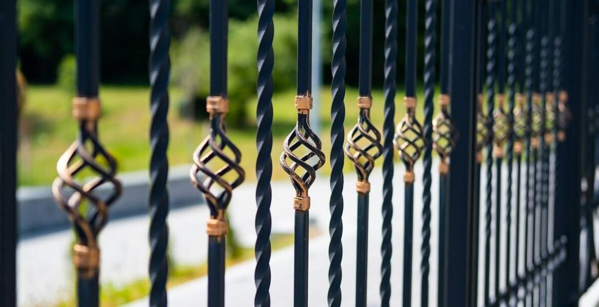 Kluczowe czynniki wyboru odpowiedniego wózka do podwieszanej bramy