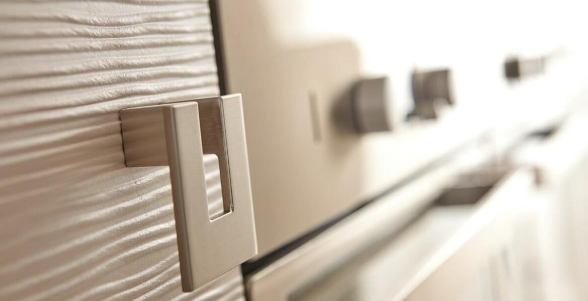 Jak wybrać stylowe i trwałe złote uchwyty do szafy?