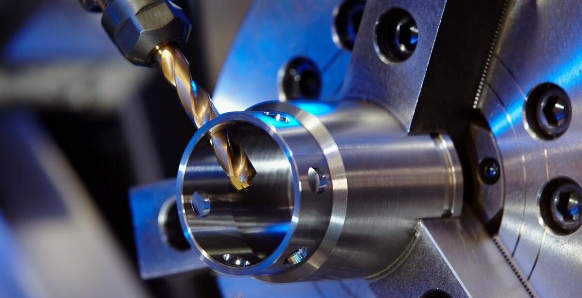 Jakie są kluczowe aspekty bezpieczeństwa przy CNC wierceniu?