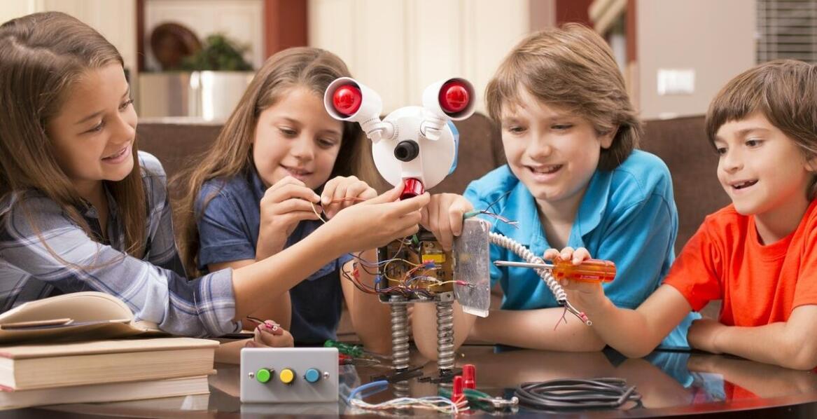 Jakie cechy powinny mieć interaktywne roboty dla uczniów w szkołach średnich?