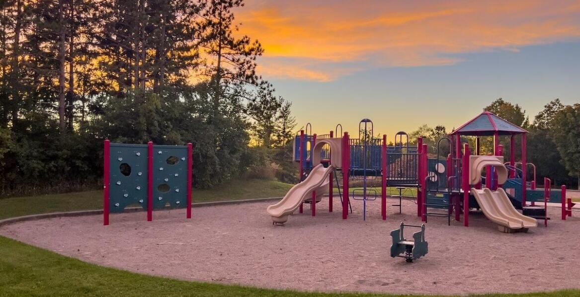 Udogodnienia dla rodzin z dziećmi w domkach z placem zabaw i wspinaczkową ścianką