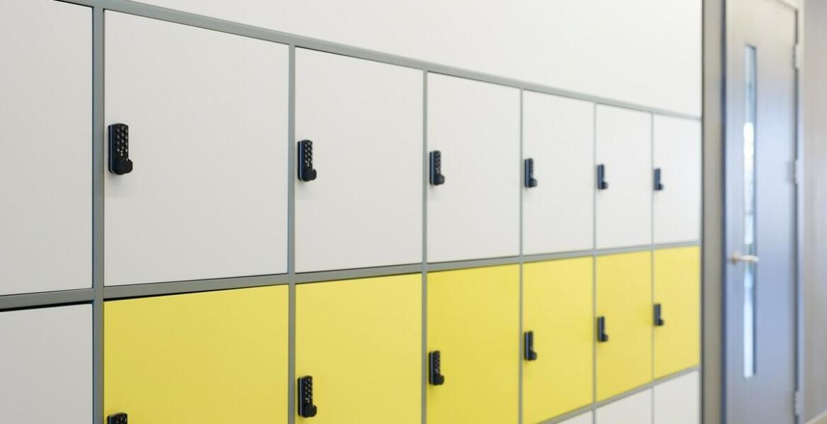 Kolorowe modułowe szafki dla dzieci jako element edukacyjny