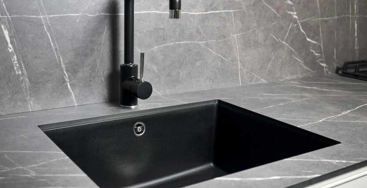 Czarne łazienkowe baterie – jak wpływają na nowoczesny design wnętrz?