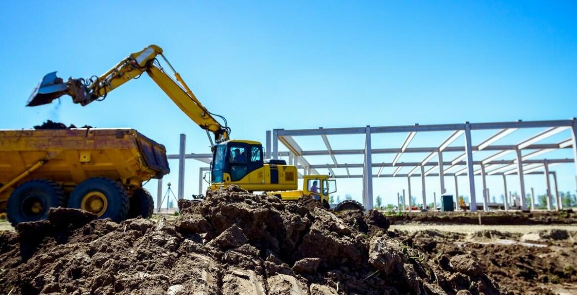 Jakie są najczęstsze zastosowania wynajmu koparek w projektach komercyjnych?