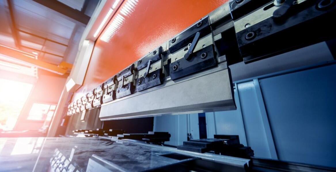 Kluczowe etapy procesu obróbki blach w nowoczesnym produkcyjnym zakładzie