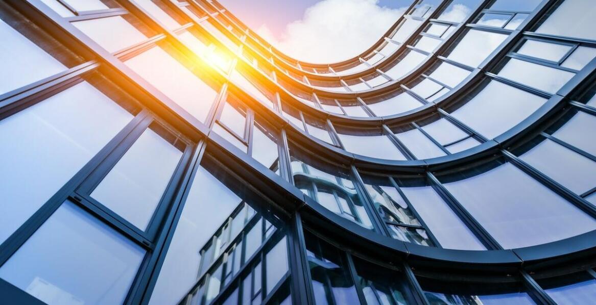 Nowoczesne podejście do projektowania elewacji komercyjnych budynków