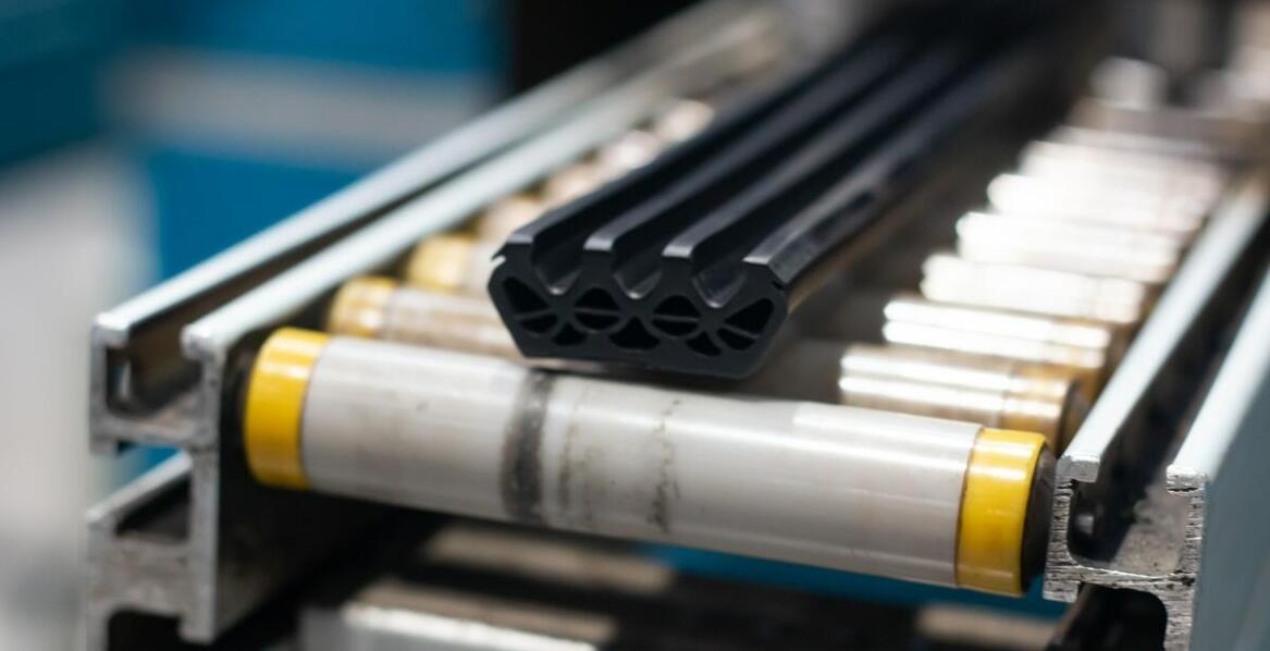 Innowacyjne zastosowania aluminiowych listew odbojowych w urządzeniach przemysłowych