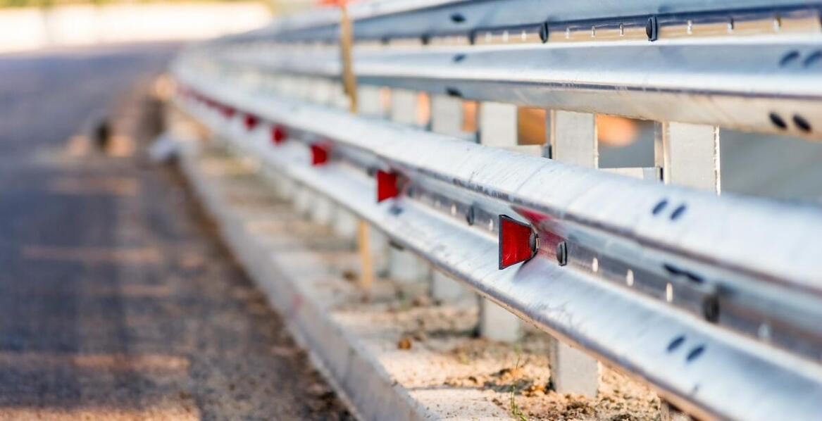 Zastosowanie gumowych amortyzatorów w miejskiej infrastrukturze – praktyczne korzyści