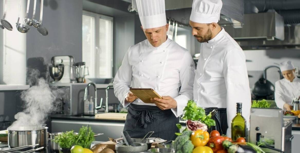 Obuwie do gastronomii a komfort pracy: kluczowe aspekty