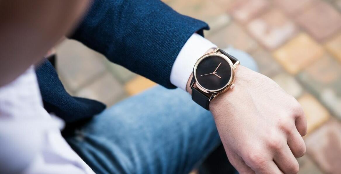 Czarny smartwatch jako idealny wybór dla miłośników klasyki i technologii