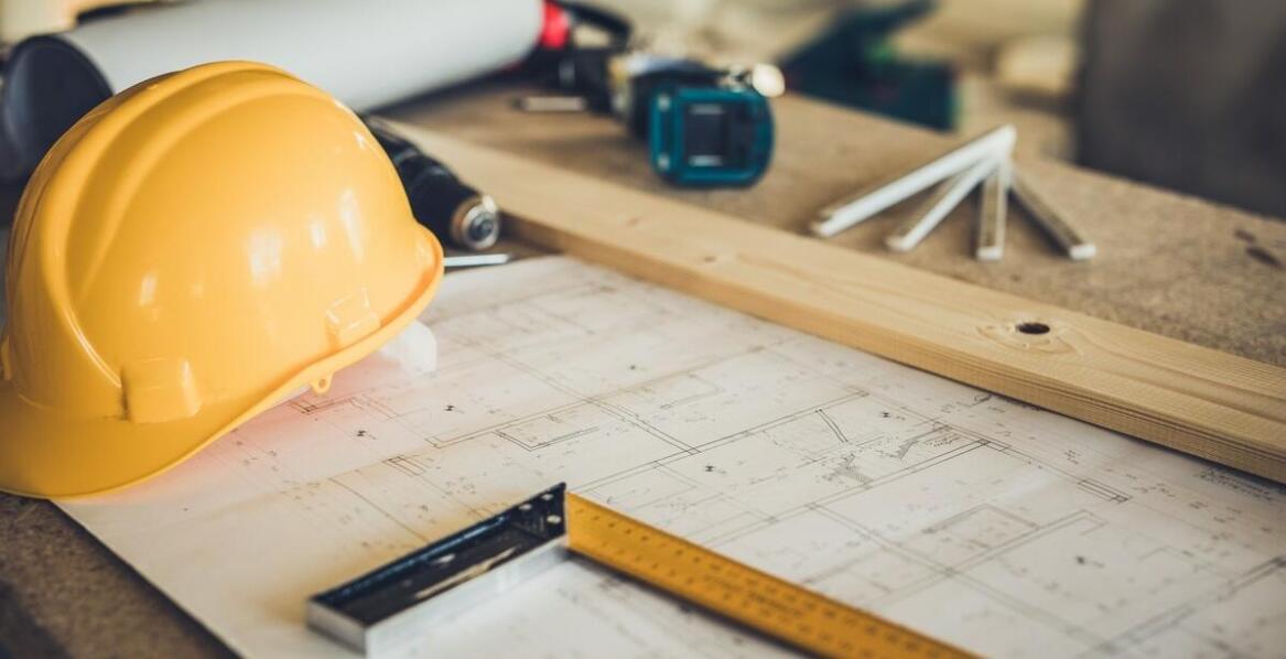 Różnorodność budowlanych tablic - jak dostosować je do specyfiki projektu?