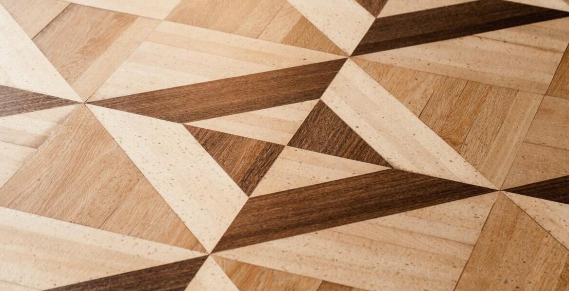 Wzory układania klasycznego parkietu – jak wpływają na optykę pomieszczenia?