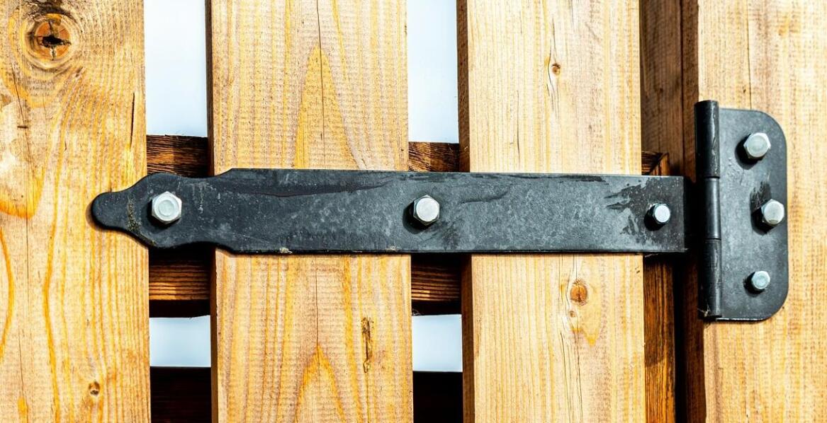 Jakie ogrodzenia najlepiej sprawdzają się w trudnych warunkach pogodowych?