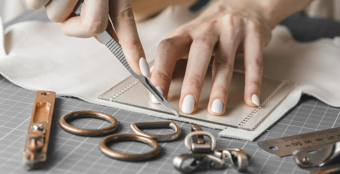 Jak drobne krawieckie usługi uzupełniają ofertę chemicznego czyszczenia ubrań?