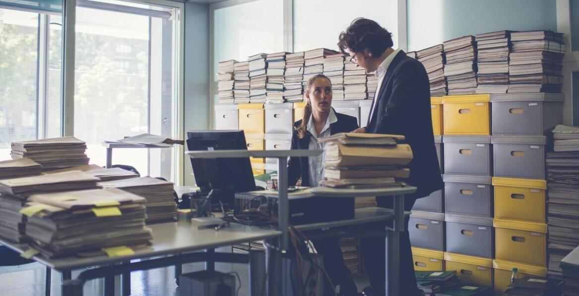 Jak kartonowe pudełka na dokumenty wspierają organizację biura i archiwizację?
