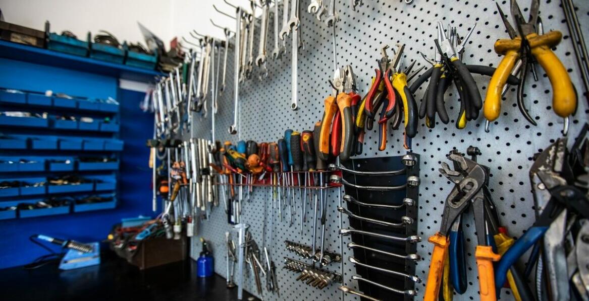 Jakie narzędzia są niezbędne w pracy serwisanta do agregatów prądotwórczych?