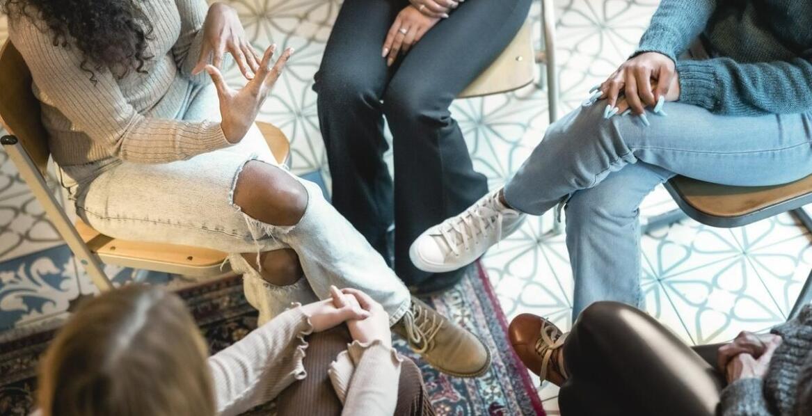 Jak emocjonalna terapia wpływa na proces wybaczania w związkach?