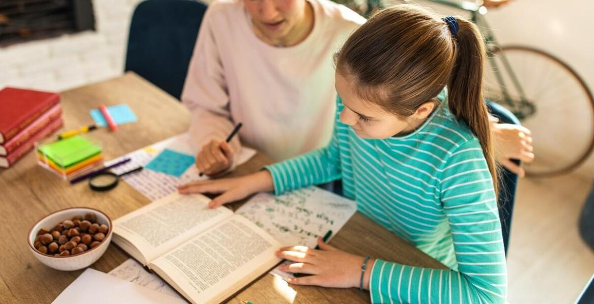 Jak regularne informacje o postępach pomagają rodzicom w wspieraniu nauki dziecka?