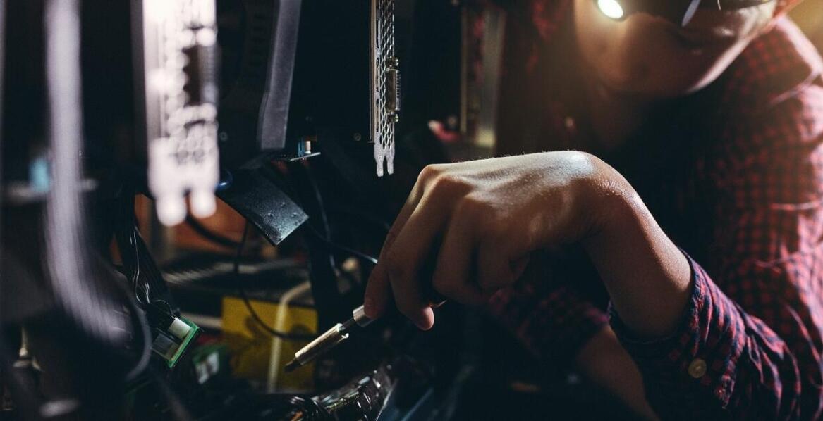 Jakie kroki podjąć, gdy komputer traci wydajność – serwisowe porady