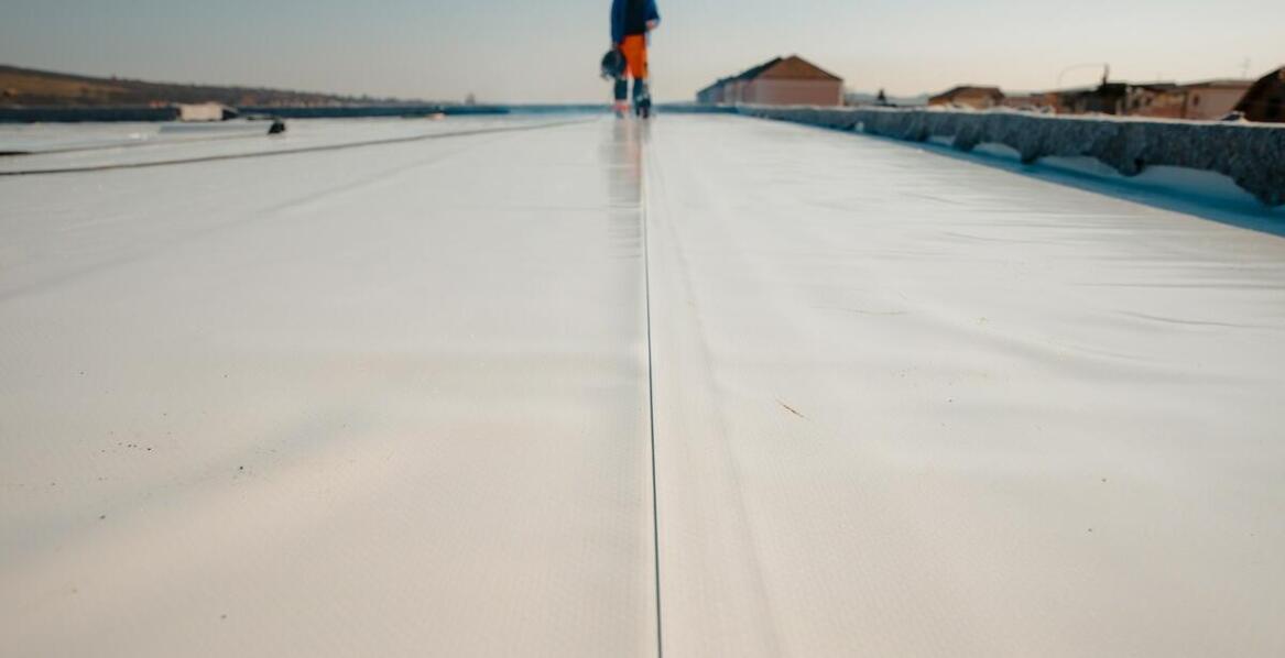 Jakie są zalety stosowania dachowych membran w uszczelnianiu dachów?