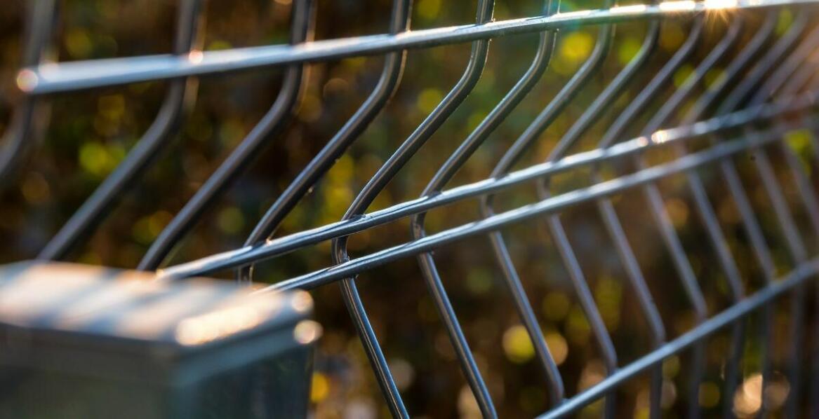 Siatki ogrodzeniowe – jakie są ich najważniejsze zalety i zastosowania?
