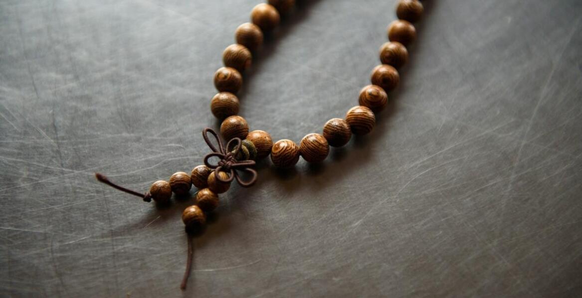 Historia i symbolika złotego różańca na rękę w różnych kulturach.
