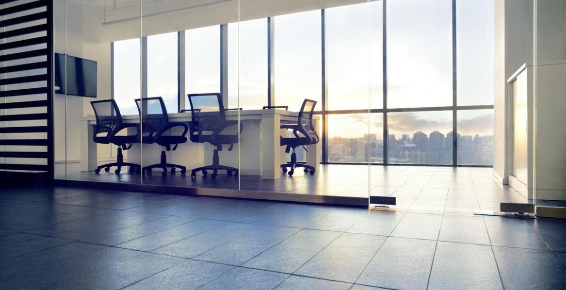 Sprzątanie poremontowe a minimalizacja pyłu i alergenów w biurze