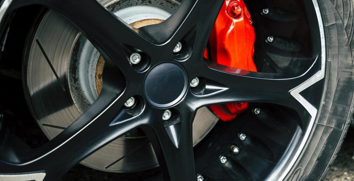 Jakie są różnice w pielęgnacji aluminiowych felg i stalowych felg?