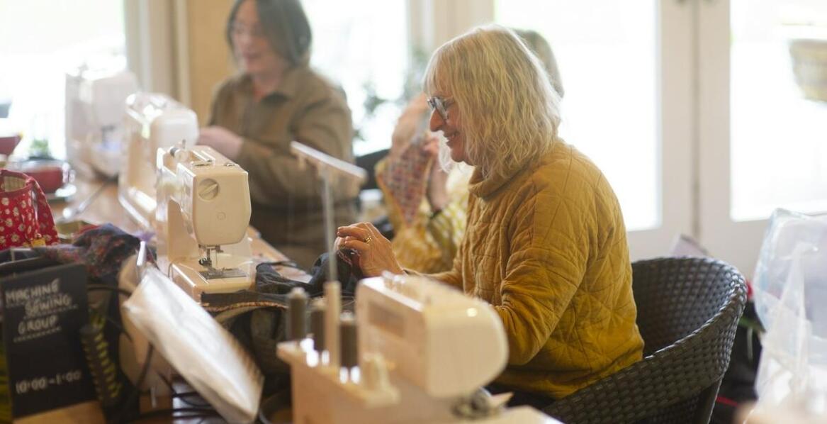 Jakie techniki ręcznej pracy są najpopularniejsze wśród seniorów?