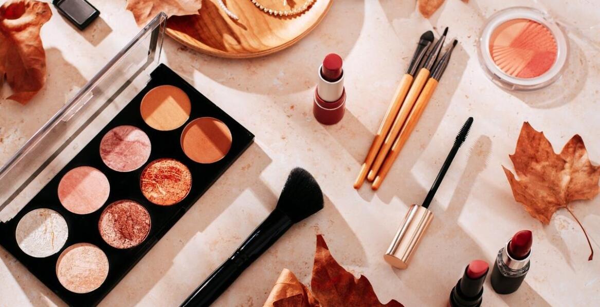 Plakaty beauty a oświetlenie – jak stworzyć idealną kompozycję?