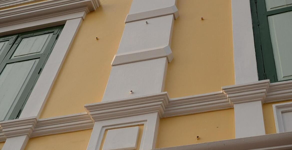 Jakie są zalety stosowania akrylowych tynków w renowacji historycznych budynków?