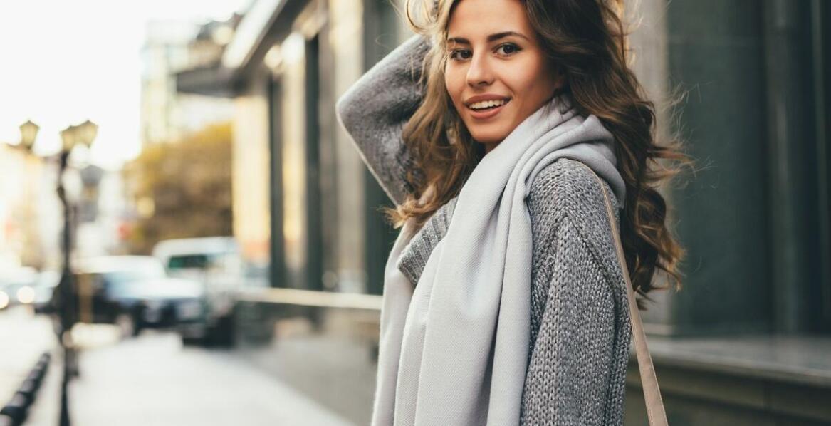 Damskie spodnie z dużymi dziurami – jak łączyć je z eleganckimi dodatkami?