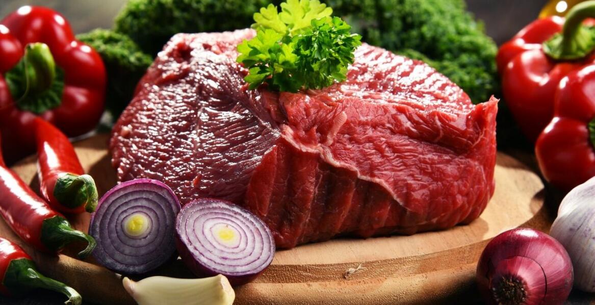 Dlaczego warto karmić psa mięsem surowym?