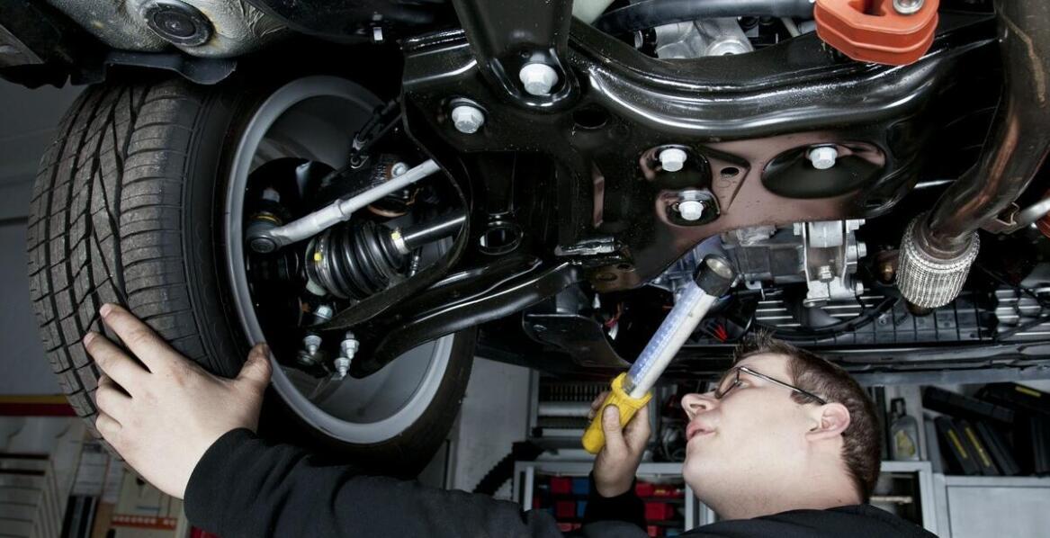 Jak często należy sprawdzać stan wewnętrznego przegubu w Oplu Zafira B?