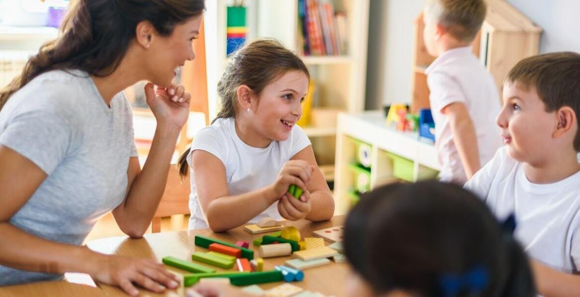 Rola zabawy w nauce w prywatnym przedszkolu – metody i korzyści