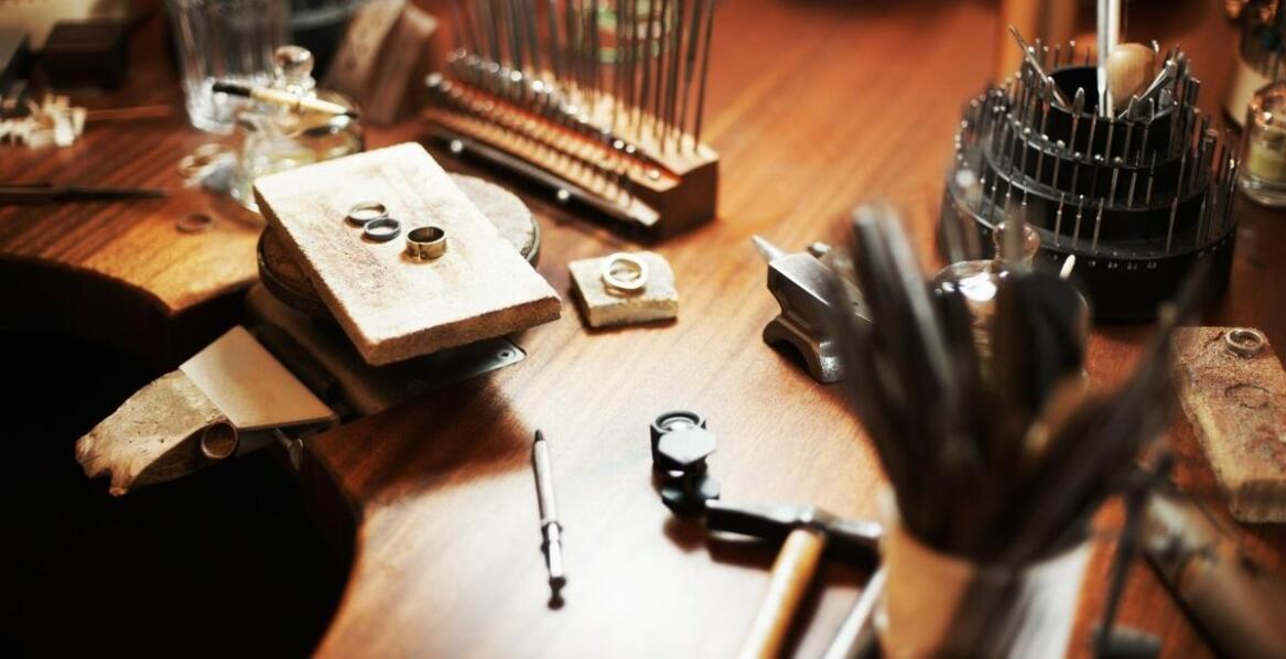 Wpływ akcesoriów dla nożorobów na proces tworzenia ostrzy