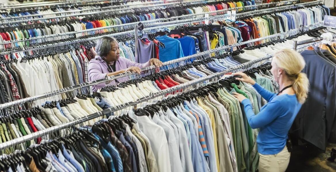 Proces selekcji i sortowania w skupie odpadów używanej odzieży