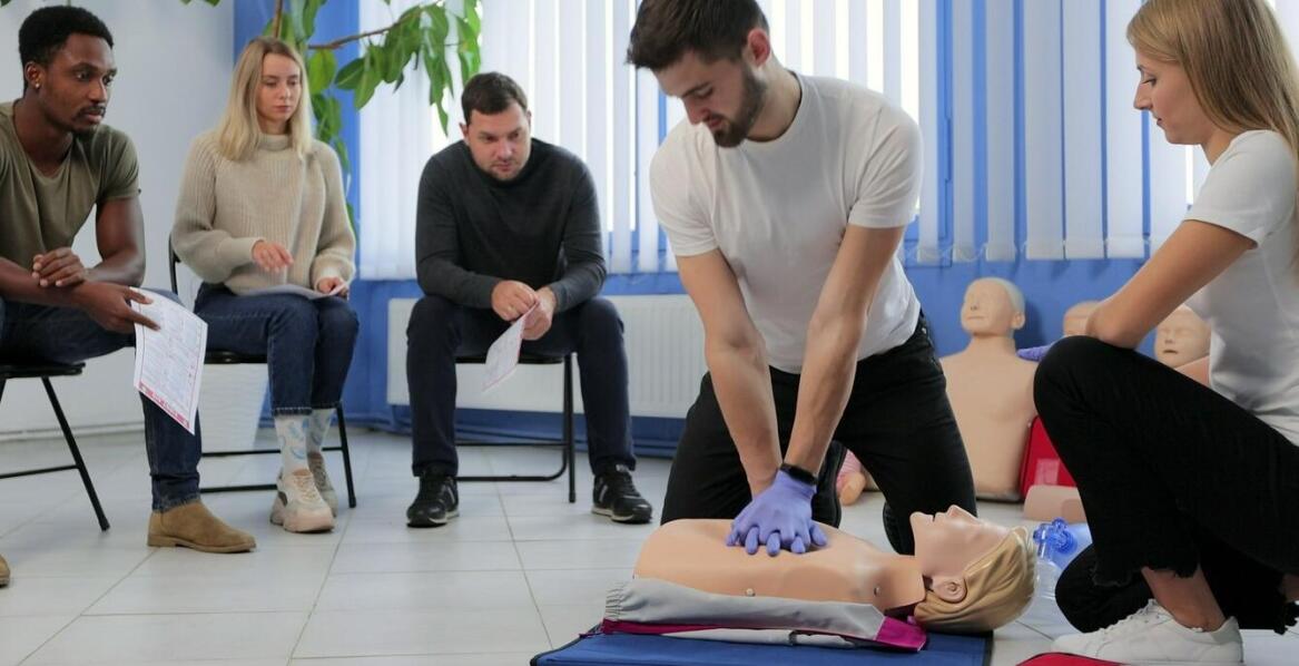 Jak kurs pierwszej pomocy przygotowuje do pracy w służbach ratunkowych?