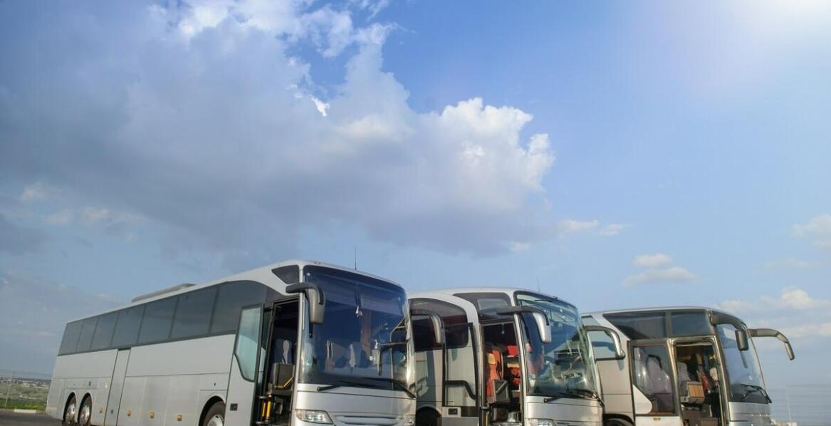 Jak wynajem autokarów wpływa na organizację transportu dla szkół?