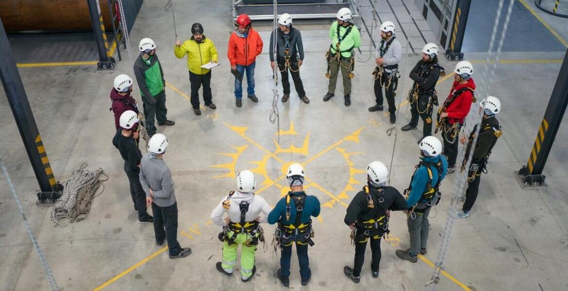 Zastosowanie półstatycznych lin w parkach linowych – co warto wiedzieć?